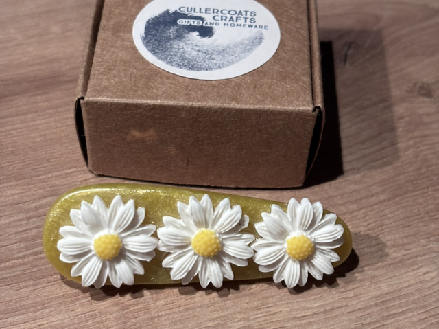 Daisy trio hair clip