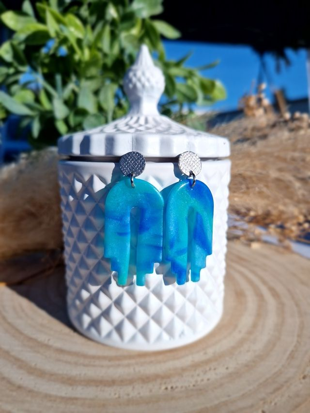 Surprenante - Boucles d'oreilles en pâte polymère et résine. 