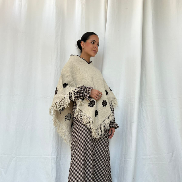 5.0 Poncho lana con bordado. 