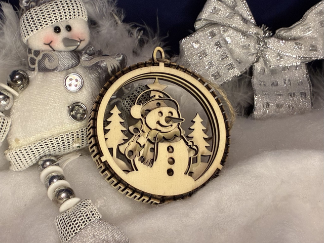 Boules de Noël en bois blanc multicouche – Scènes hivernales (10 modèles au choix)