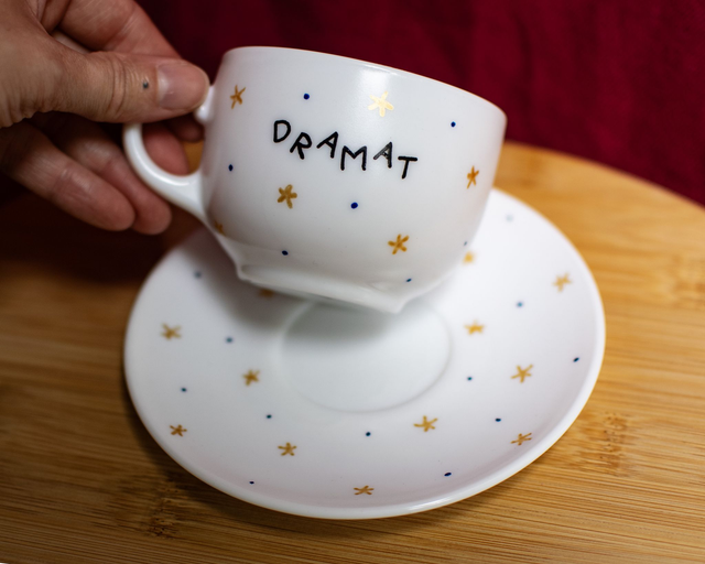 Filiżanka ze spodkiem "dramat"