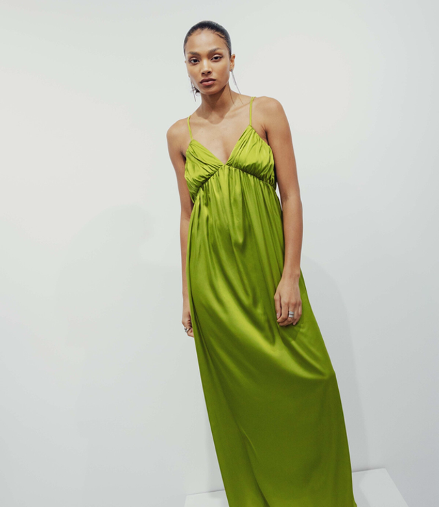 60-6. Robe longue en satin à bretelles fines