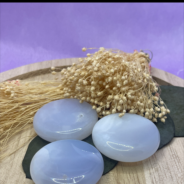 Pierre plate Calcédoine bleue "Sérénité · Bienveillance · Amabilité"