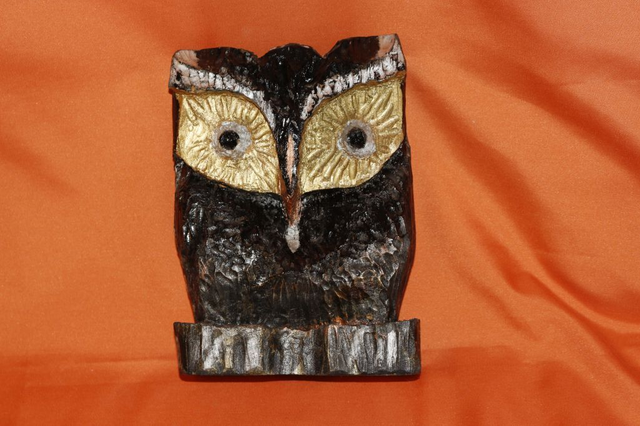 Holzskulptur, Eule, farbig gefasst