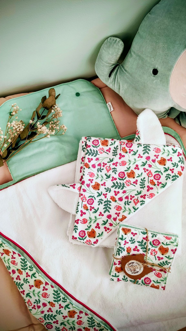 Coffret Le Chapi’Merveille – Matelas à langer nomade, Cape de bain et Lingettes