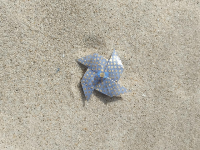 Broche Moulin à Vent Bleu à Pois Dorés - Éclat Céleste