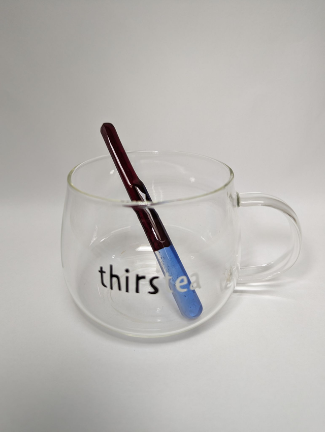 Touillette en verre rouge et bleu