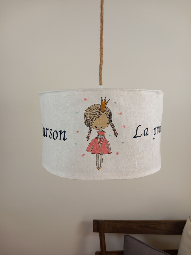 Abat-jour suspension en lin blanc brodé - Luminaire enfant. Diamètre 35 cm. Création artisanale unique