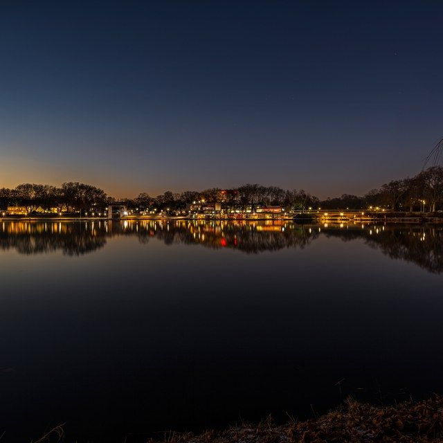 Aasee bei Nacht im Spiegel