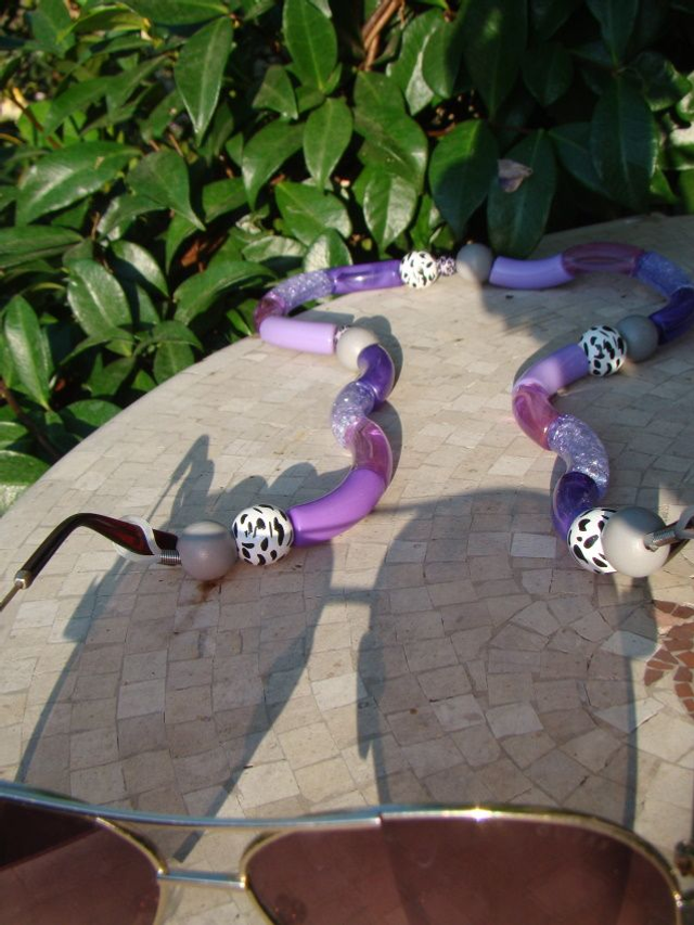 Attache lunettes en perles tubes incurvées Neelam