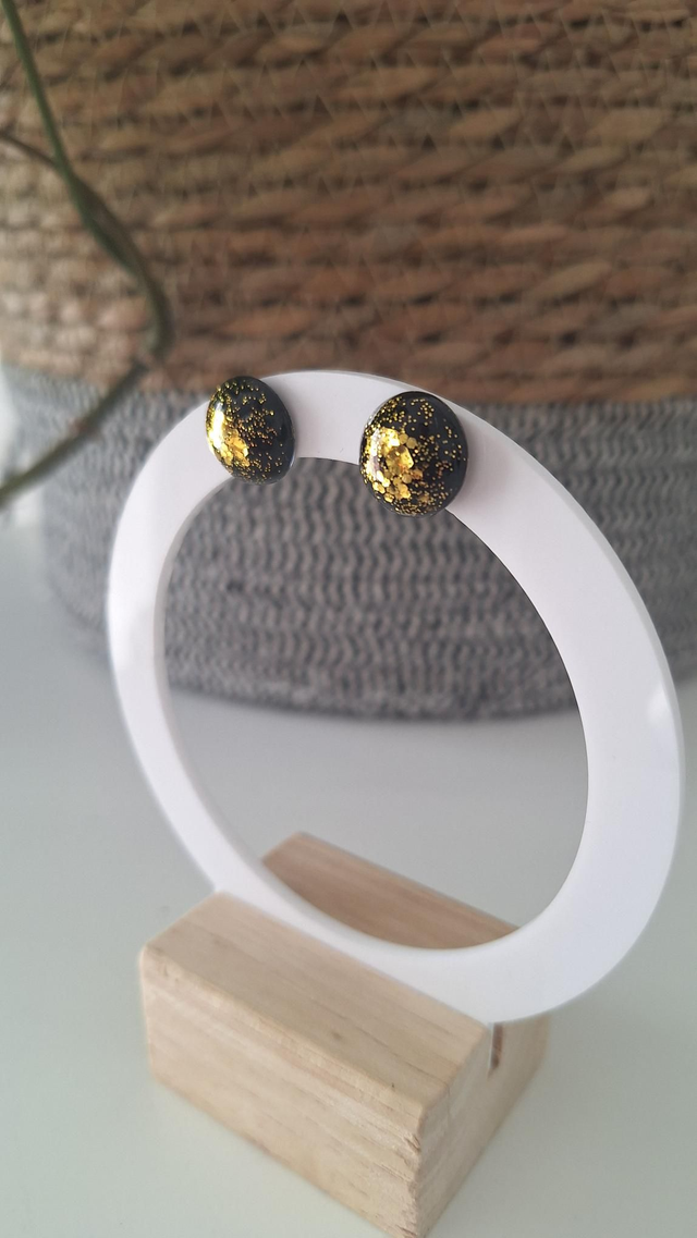 Puces rondes noires et paillettes dorées 