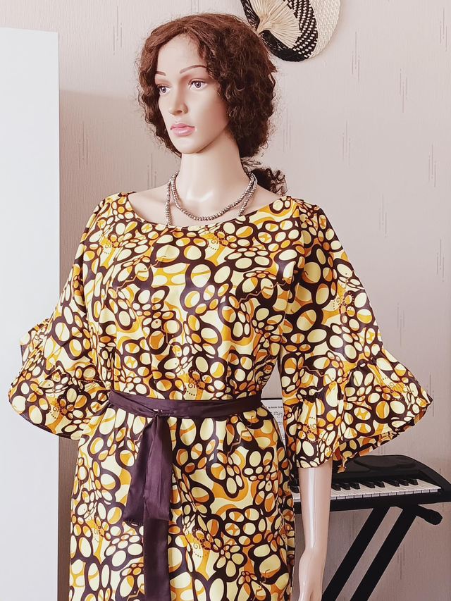 ROBE ÉLÉGANTE EN TISSU AFRICAIN MANCHES TROIS QUARTS Taille L/XL 
