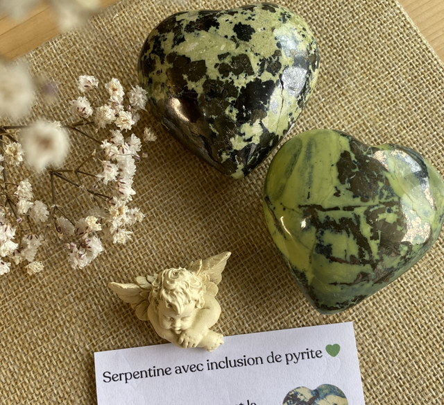 Cœur en Serpentine avec inclusion de Pyrite 