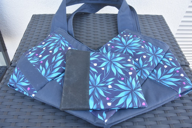 Shopper- und Badetasche mit Wasserabweisenden Stoff inkl. separates Täschchen mit Blüten