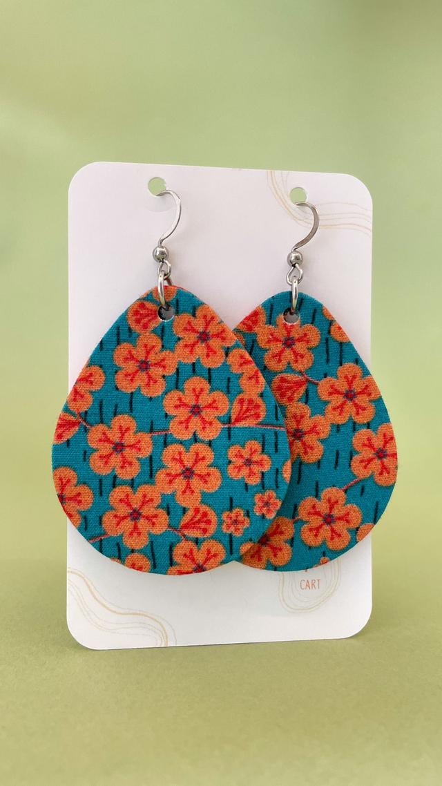 Boucles d'oreilles carton et tissu forme grandes gouttes, collection " fleurs de cerisiers " - fond bleu et motifs fleuris orange