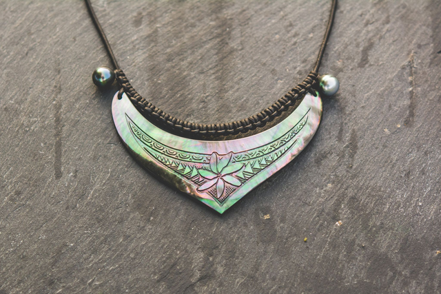 Plastron Mana, Nacre gravée de Tahiti, cuir et Perle de Polynésie