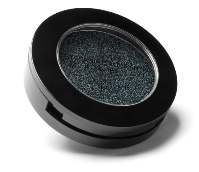 Ombretto compatto Metal Black – nero metallico, intenso, arricchito di micro glitter per un effetto lucente.