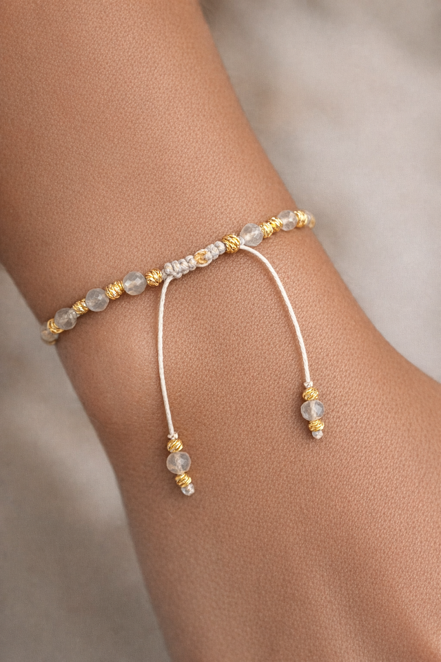 Bracelet "Éclat Stellaire" en Labradorite et Perles Facettées Dorées