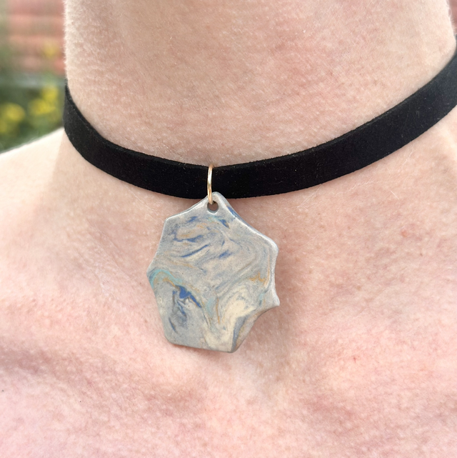 Choker Marbré Bleu ciel soleil – Pendentif en céramique sur ruban velours