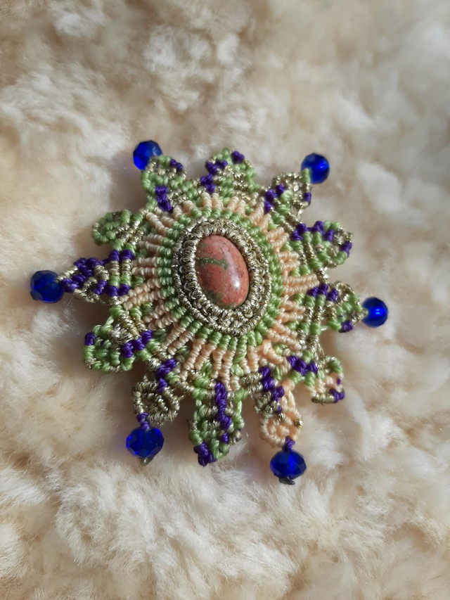 Broche macramé et pierre naturelle et perles facettées 