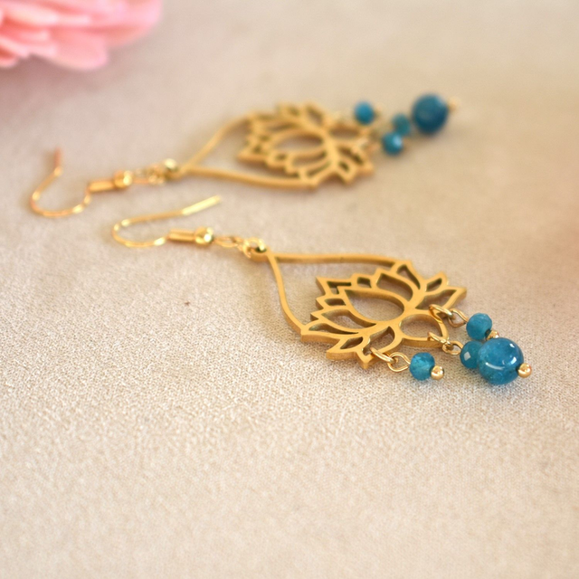 Boucles d'oreilles longues grand lotus et 3 chutes en apatite bleue