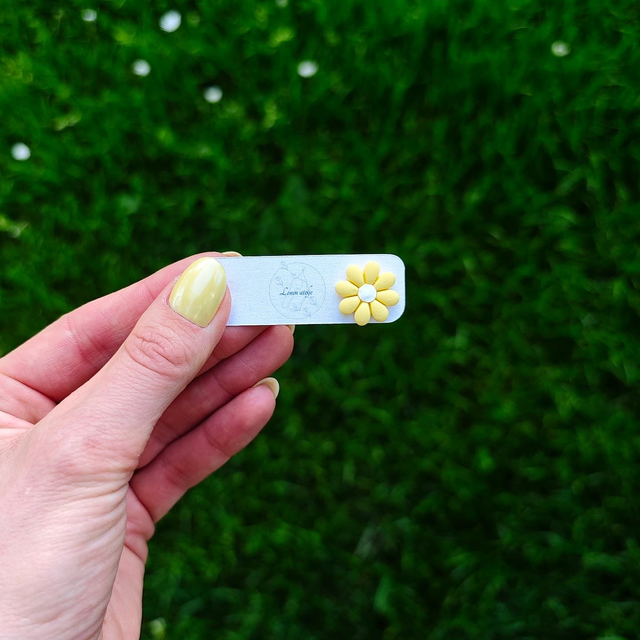 Pastel Daisy – Mali rumeni uhančki v obliki marjetice