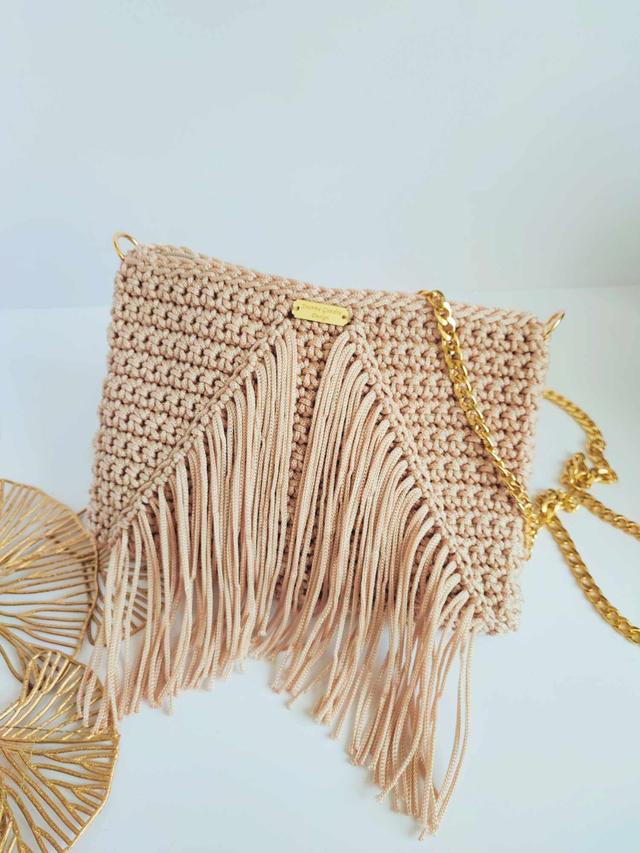 Sac Lara en crochet fait main – style bohème avec franges et chaîne dorée 120 cm