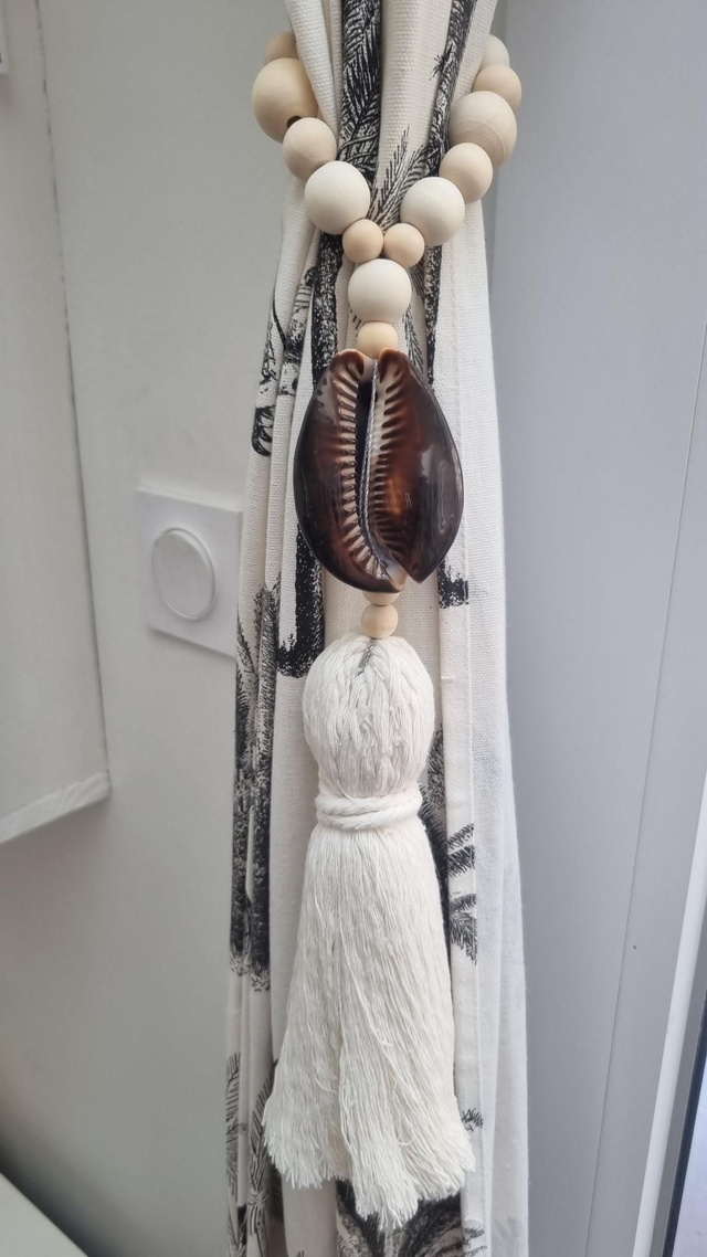 Embrasse coquillage mauritiana pompon beige