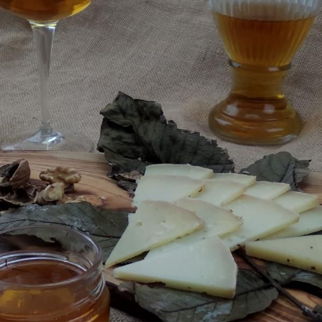 Pecorino affinato con foglie di noci.