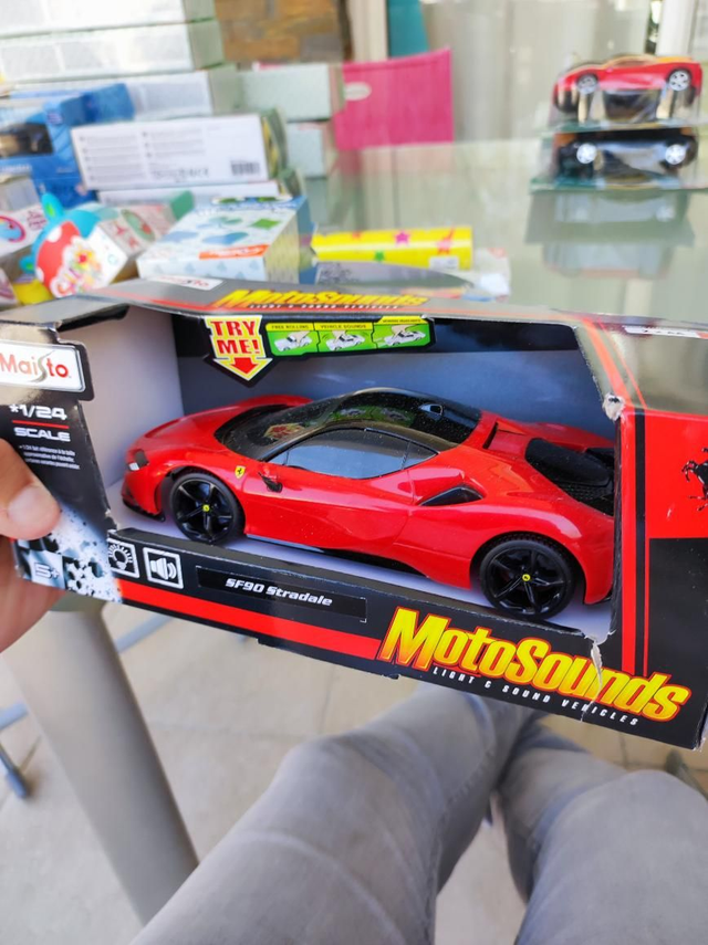 VOITURE SONORE ET LUMINEUSE MAISTO SF90 STRADALE 1:24