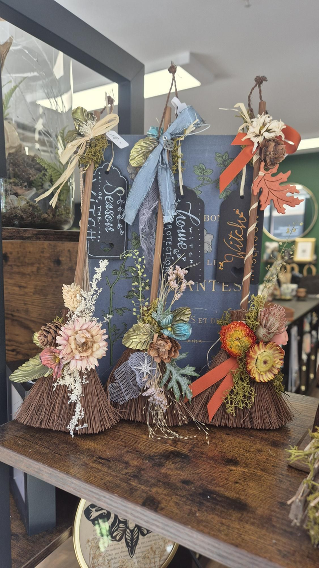 Balais à suspendre "Season of the Witch"