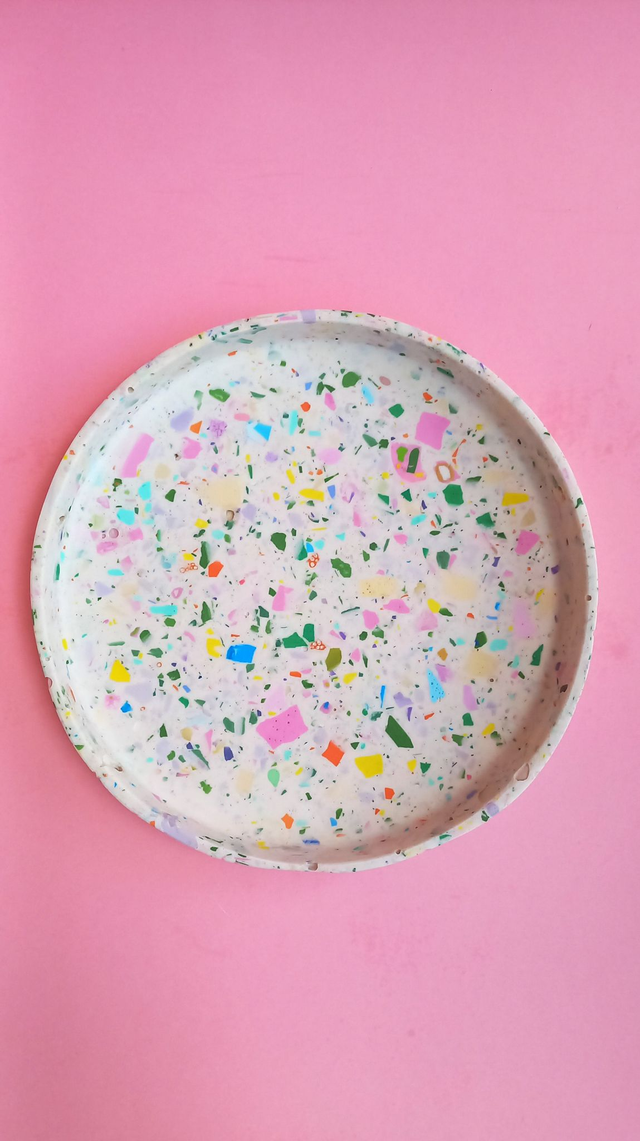 Biała taca dekoracyjna, lastryko, okrągła podstawka na akcesoria, 16 cm