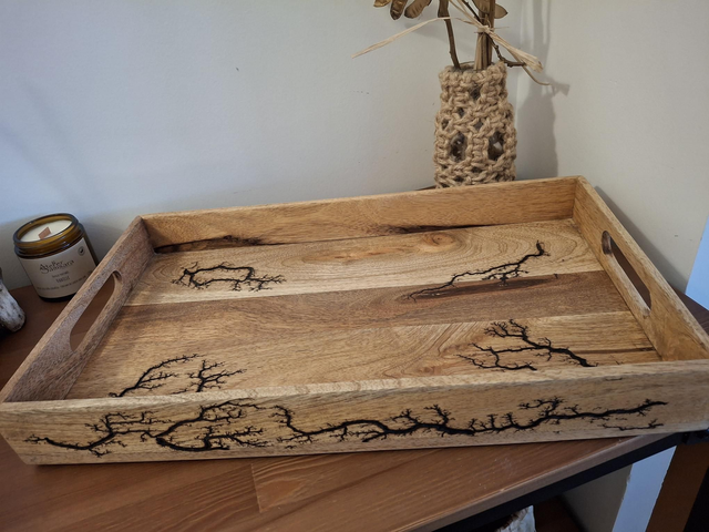 Plateau de service gravé en manguier