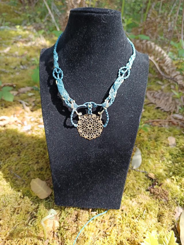 Collier bleu et vert clair avec estampe bronze 