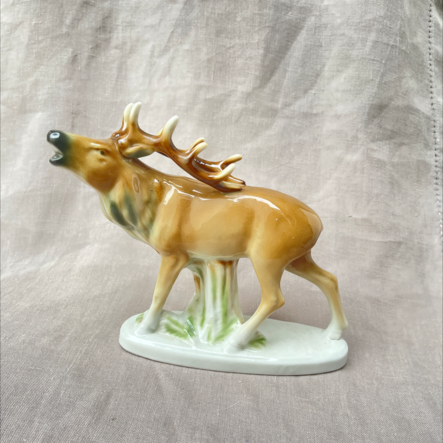 Porzellanfigur röhrender Hirsch 