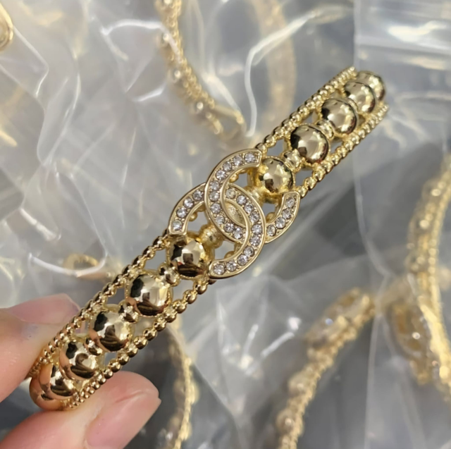 Bracelet CH doré avec strass