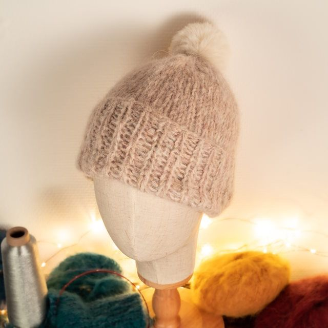 Bonnet tricoté main en laine de mérinos et alpaga beige clair