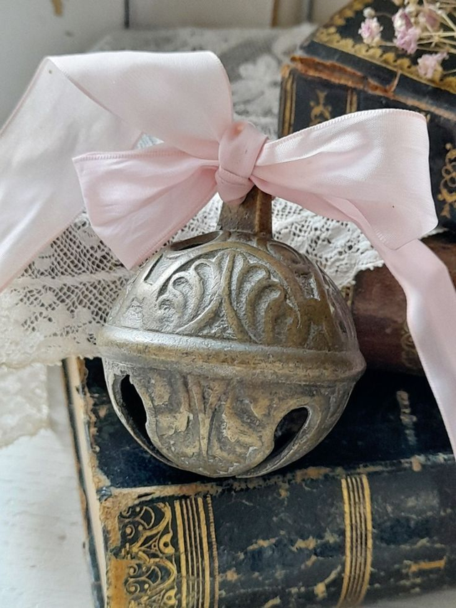 Ancien gros grelot en métal