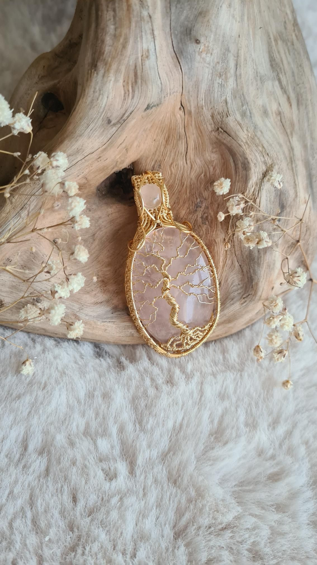 Talisman arbre de vie doré orné de quartz rose