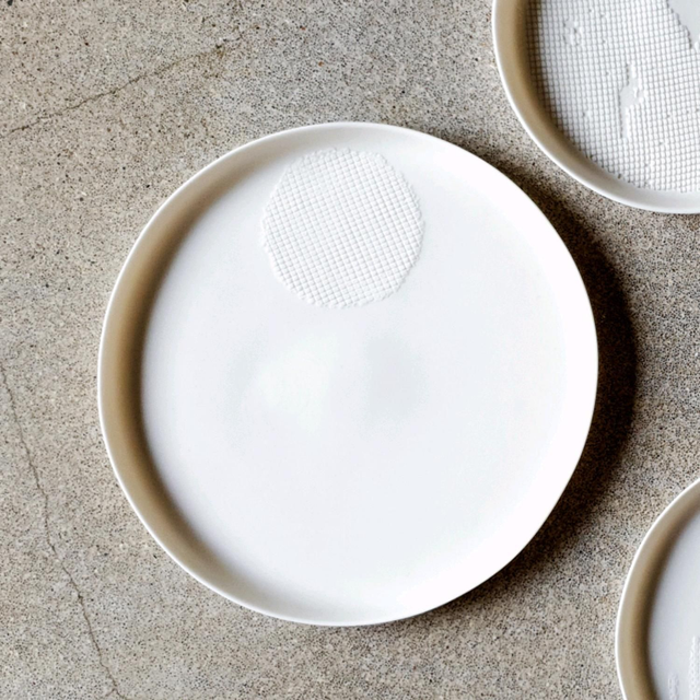 Porzellanteller mit Relief, ca. 20cm