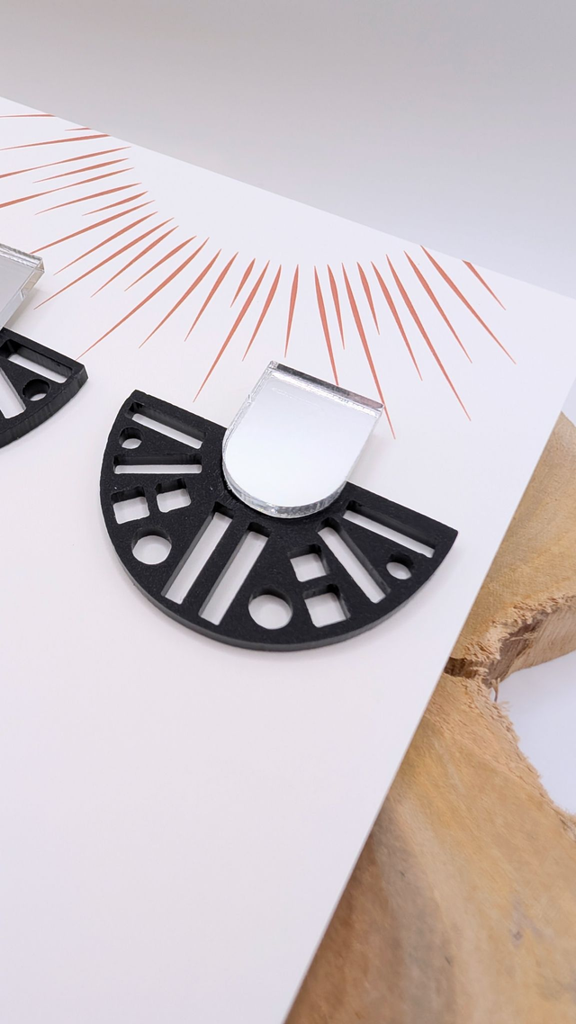 Boucles d'oreilles noires et argentées effet miroir en plexi