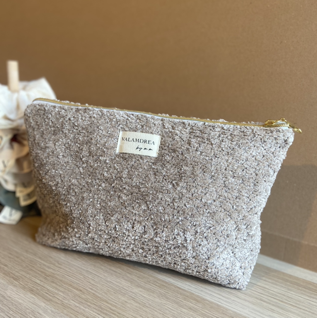 Trou de toilette, bouclettes, taupe