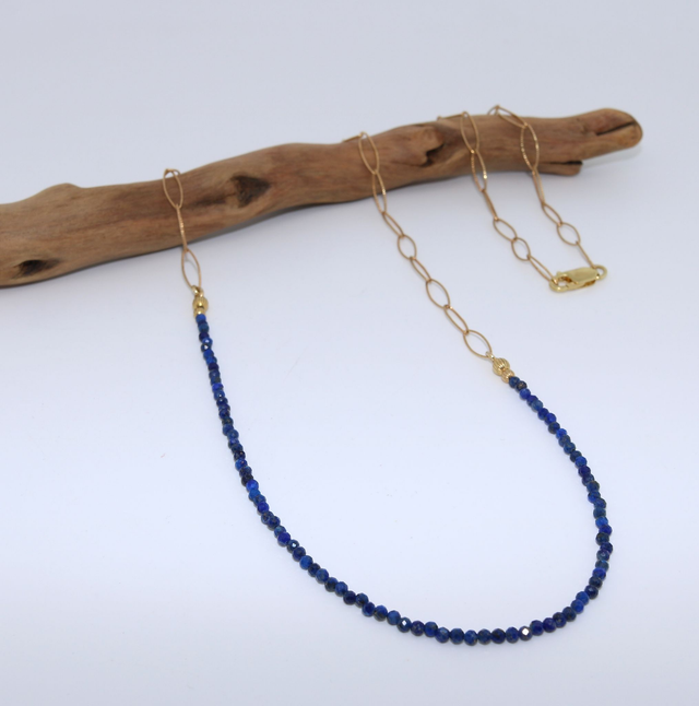Handgefertigte Lapislazuli-Kette mit vergoldeter Silbergliederkette – 75 cm - Erika