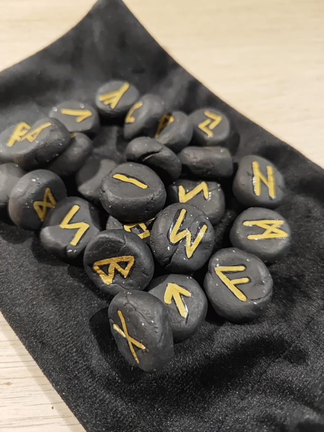 Runes en argile - doré