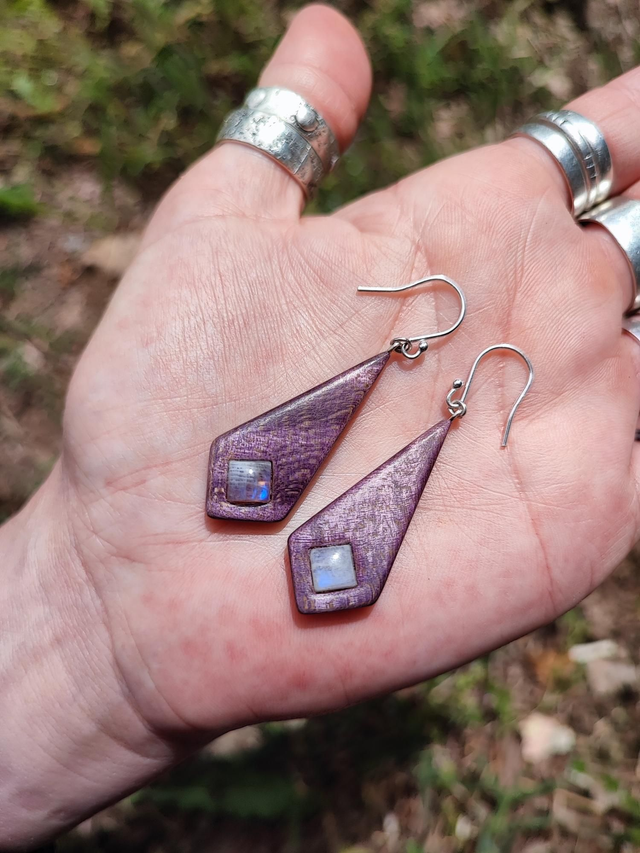 Boucles d'Oreilles en Bois d'Érable Sycomore Ondé stabilisé violet, Péristérite et Argent