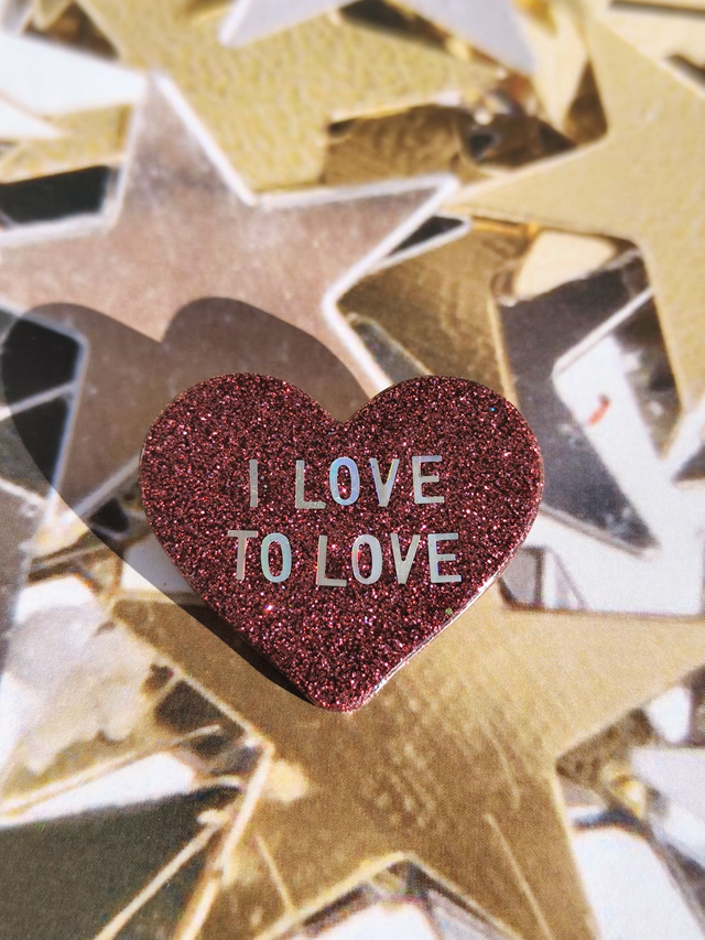 Broche cœur à paillettes - message : I LOVE TO LOVE