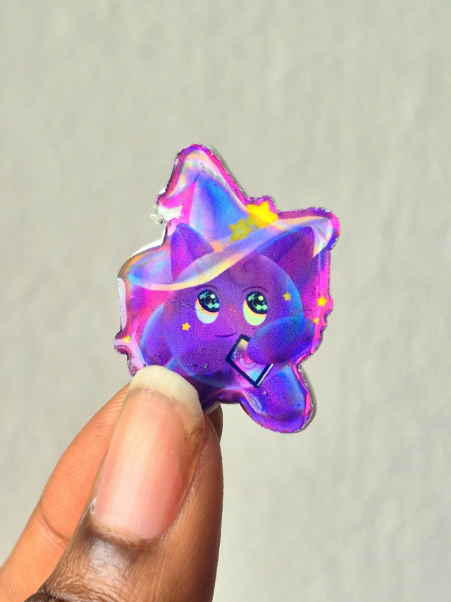 Pin "bouboule fluffy" petite sorcière 