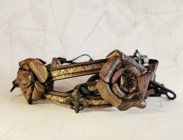 Tiare médiévale en cuir avec fleur de lys