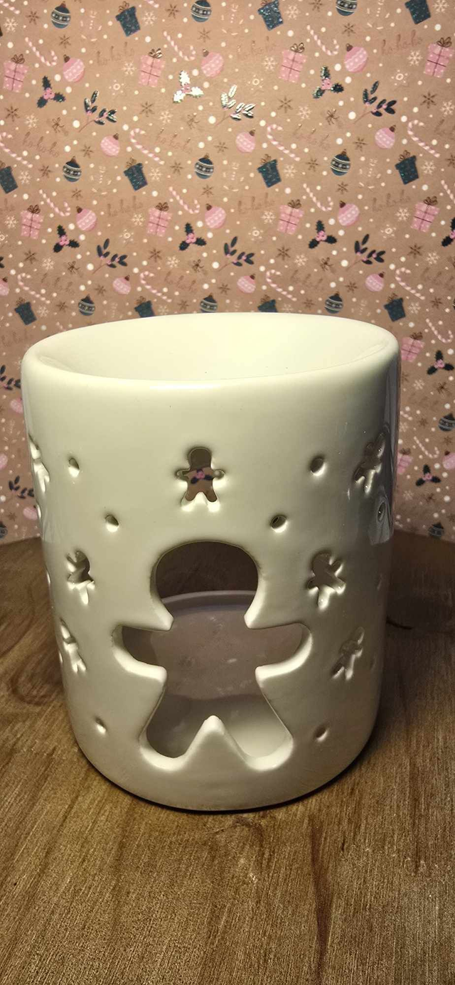 Brûleur blanc avec dessin bonhomme en pain d épices .