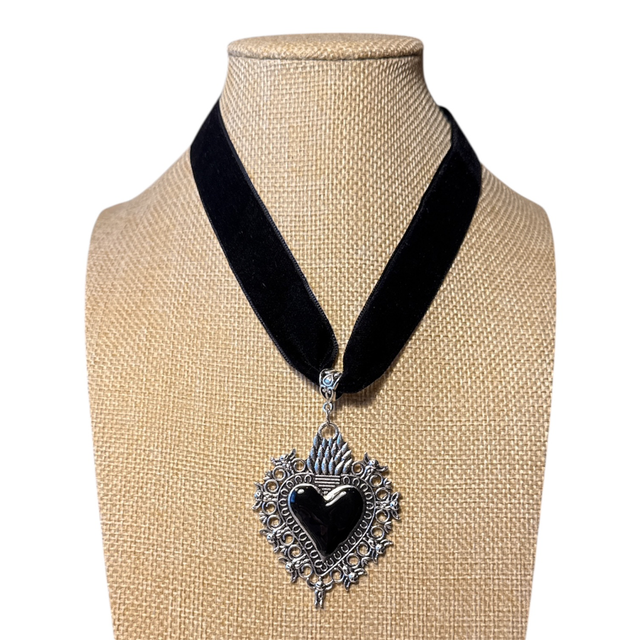 Collana velluto nero cuore e cuore ex-voto nero 25DN-11